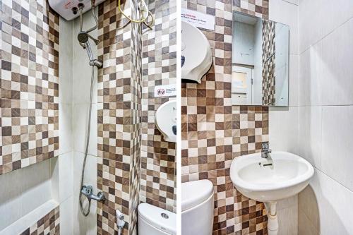 een badkamer met een wastafel, een toilet en een spiegel bij OYO 90889 Dkb Residence in Surabaya