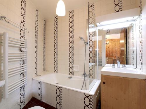 a bathroom with a tub and a sink and a shower at Appartement cosy avec skis aux pieds, parfait pour 4 personnes - Courchevel 1850 - FR-1-575-58 in Courchevel