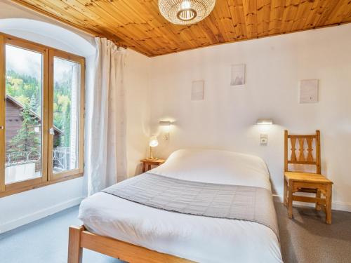 une chambre avec un lit et une fenêtre dans l'établissement Charmant 2 pièces avec Balcon & Parking à 300m des Pistes - Piscine, Wi-Fi et Jardin - FR-1-762-13, à Saint-Chaffrey