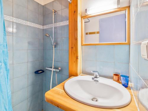 une salle de bain avec un lavabo et une douche dans l'établissement Charmant 2 pièces avec Balcon & Parking à 300m des Pistes - Piscine, Wi-Fi et Jardin - FR-1-762-13, à Saint-Chaffrey