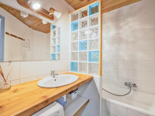 une salle de bain avec un lavabo et une baignoire dans l'établissement Appartement 2 pièces avec coin montagne, balcon, piscine estivale, à 300m des pistes à Serre Chevalier - FR-1-762-7, à Saint-Chaffrey