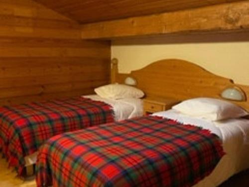 une chambre avec deux lits dans une pièce dans l'établissement Grand appartement 5 chambres - Proche centre, balcon sud, Wi-Fi et parking inclus - FR-1-671-251, aux Gets