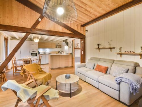 un salon avec un canapé et une table dans l'établissement Appartement T3+chambrette 6 pers, centre Les Gets, proche pistes - FR-1-685-75, aux Gets