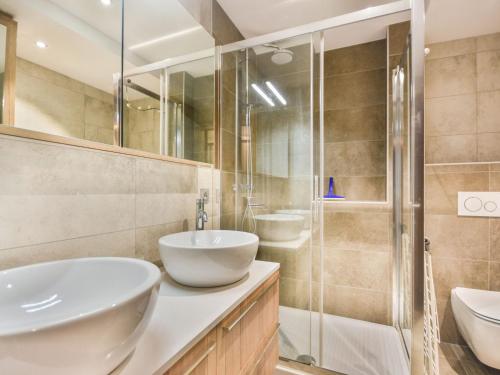 une salle de bain avec deux lavabos et une douche dans l'établissement Appartement T3+chambrette 6 pers, centre Les Gets, proche pistes - FR-1-685-75, aux Gets