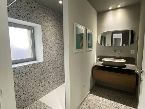 Ванна кімната в Maison L'Isle-sur-la-Sorgue, 4 pièces, 6 personnes - FR-1-767-6