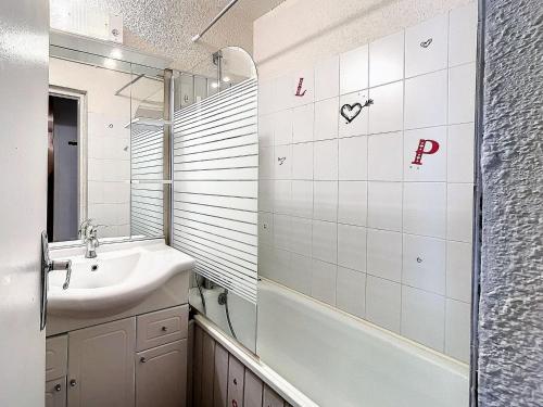 Et badeværelse på Studio agréable Pied des pistes Balcon - FR-1-267-279