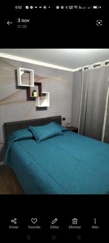uma fotografia de um quarto com uma cama azul em Alojamientos Barrancas em San Antonio