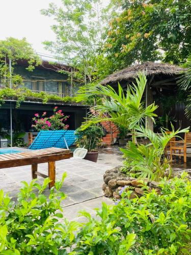 Taman di luar Jungle Boss Travel Lodge