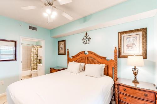 Un dormitorio con una cama y un ventilador de techo. en Majestic Sun A0407, en Destin