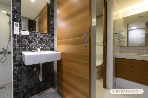 Ένα μπάνιο στο 5B3b Dream Home 3min to Tech Building MRT 夢想之家 5房3衛 3分到科技大樓