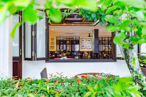 Blick auf die Lobby eines Hotels in der Unterkunft Wyndham Garden Hoi An Cua Dai Beach in Hoi An