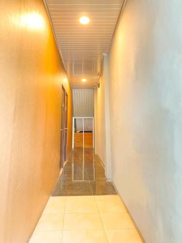 un pasillo vacío con un hallwaygue en DJURAGAN KAMAR SUHAT, en Kasri
