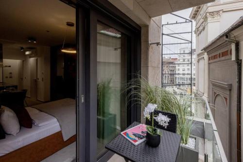 High-End Studio w Gym/Sauna/Balcony/Security 1052 Budapest, 17 Petőfi Sándor utca kép - 3
