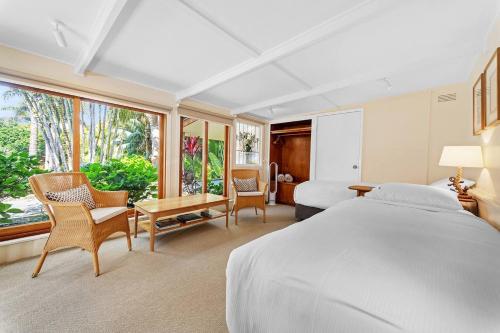 Postel nebo postele na pokoji v ubytování Fuller Holidays - Belongil Beachside Cottage