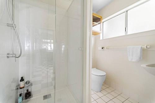 Koupelna v ubytování Fuller Holidays - Belongil Beachside Cottage