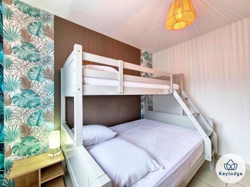 a bedroom with two bunk beds in a room at Villa Ti Coin Frais - 100 m² - Plaine des Palmistes in La Plaine des Palmistes