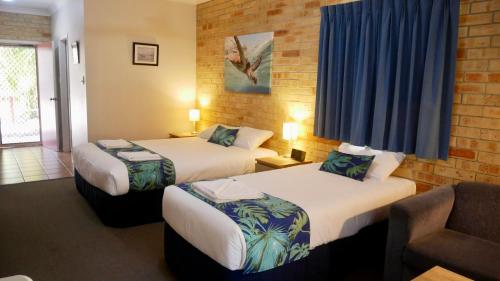 เตียงในห้องที่ Emeraldene Inn & Eco-Lodge