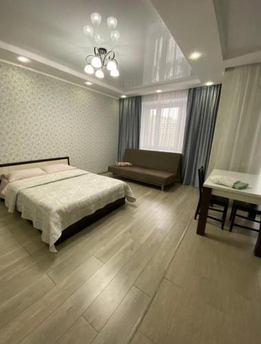 1 dormitorio con cama, sofá y mesa en City Centre Vip 220, en Tiflis