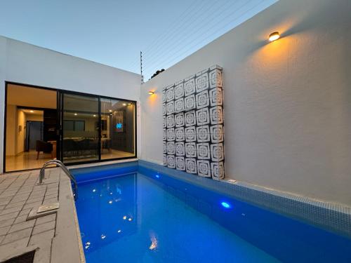 una casa con piscina al lado de un edificio en Casa Mosso, 3 rooms house and pool, en Oaxaca City