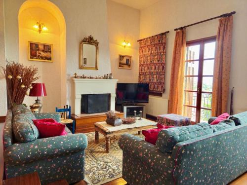 un soggiorno con due divani e una TV di Duke's Horizon Villa in Arachova ad Aráchova