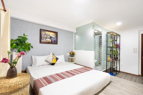 Postel nebo postele na pokoji v ubytování Planet Saigon Hotel
