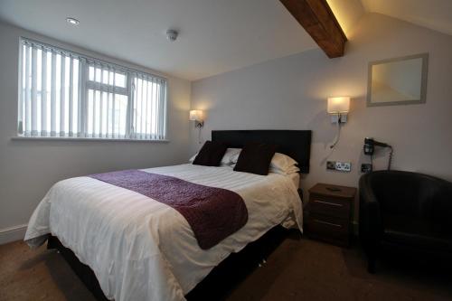 Un pat sau paturi într-o cameră la Farnham Hotel