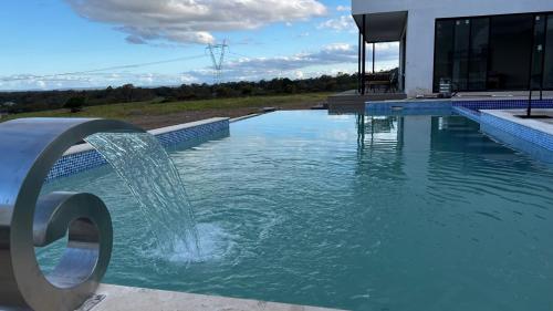 una piscina con una fuente en el agua en Respite Resort Sydney 