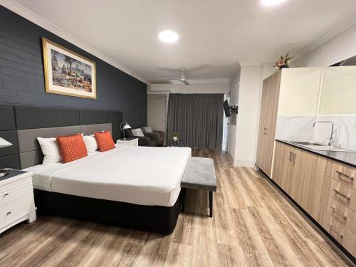 Η κουζίνα ή μικρή κουζίνα στο Benson Court Motel