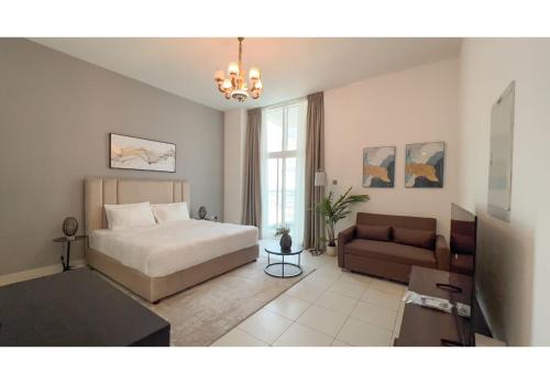 sypialnia z łóżkiem i kanapą w obiekcie HomesGetaway-Cozy Studio in Glitz 1 by Danube w Dubaju