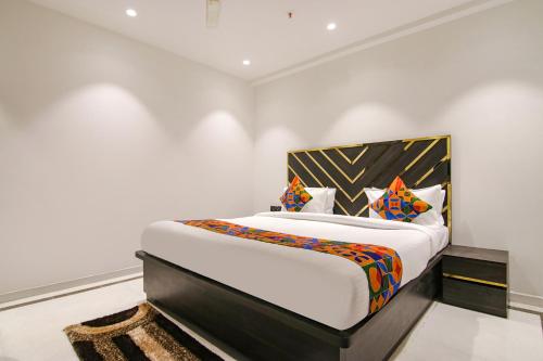een slaapkamer met een kingsize bed in een kamer bij FabHotel Greysky in New Delhi