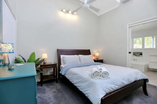 - une chambre avec un lit et 2 serviettes dans l'établissement Summer Bay Sunsets, à Hawks Nest