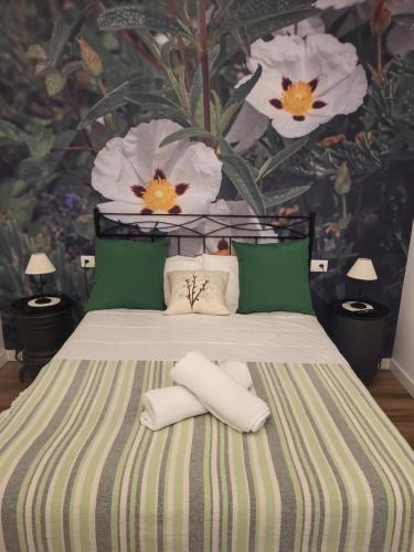 um quarto com uma cama com duas toalhas em La Pedrosa Casa Rural em Camarzana de Tera