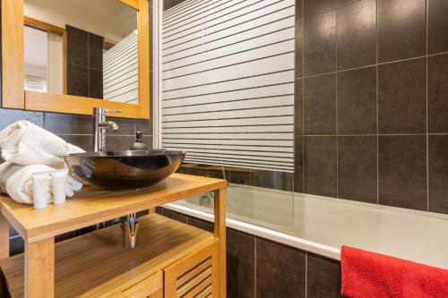 La salle de bains est pourvue d'un lavabo et d'une baignoire. dans l'établissement Studio ToulouseCityStay Basso Cambo, à Toulouse