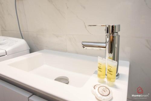 lavabo con grifo cromado en MOS luxury project by Homebrain, en Alexandroupoli
