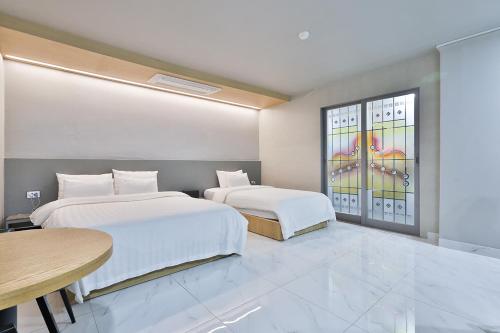 Ліжко або ліжка в номері Shire Hotel Busan Station