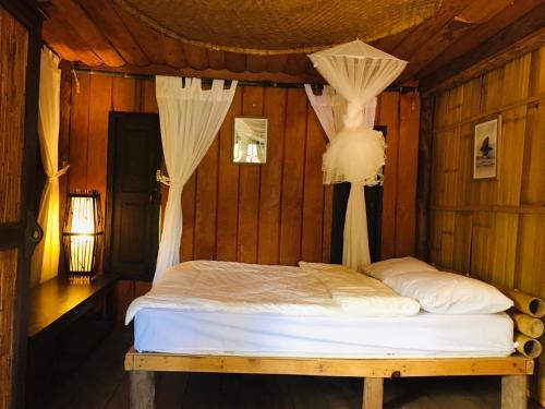 Кровать или кровати в номере Motho Homestay by Ya De Na House