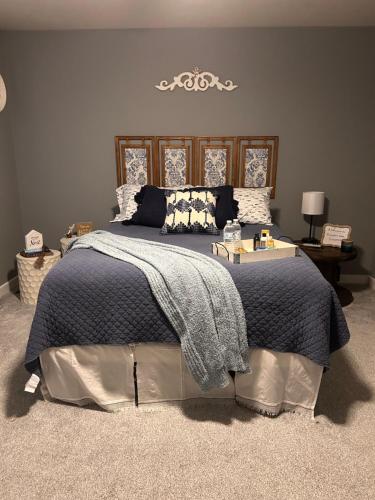 1 dormitorio con 1 cama con manta y mesa en McLaughlin home en Osceola
