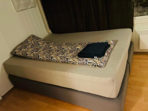 - un lit avec une couverture dans l'établissement Aurora Apartment very close to Fjellheisen, à Tromsø