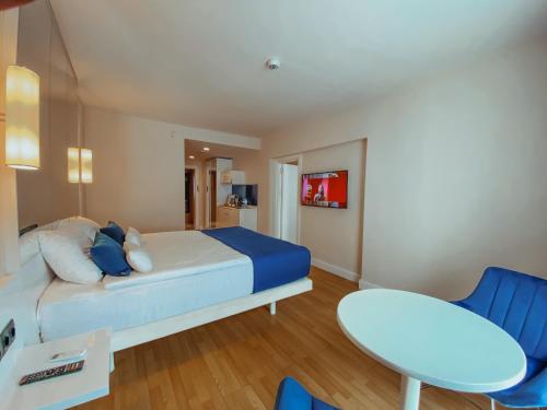 um quarto com uma cama, uma mesa e uma cadeira em Batumi VIP hotel em Batumi