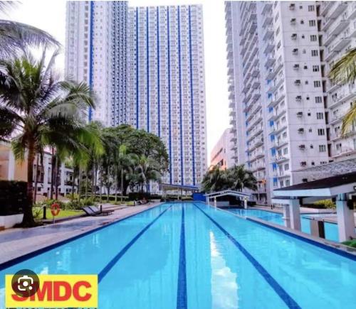 A piscina localizada em Metropolis Staycation at Grass Residences ou nos arredores