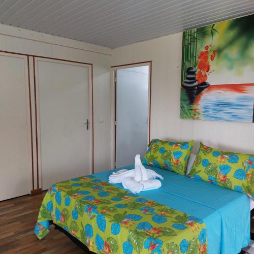 sypialnia z łóżkiem z ręcznikiem w obiekcie Maruhana lodge w mieście Teahupoo