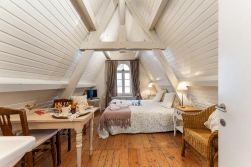 ブルージュにあるHet Geerwijn - gastensuite in hartje Bruggeのベッドルーム(ベッド付)1室(屋根裏部屋)