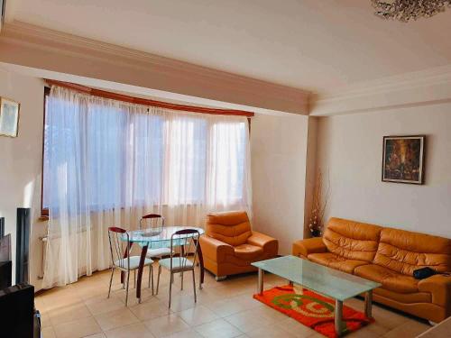 uma sala de estar com um sofá e uma mesa em Deluxe apartment in the city center em Yerevan
