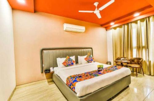 Cama ou camas em um quarto em OYO Home Service One Hopitality Near Appu Ghar