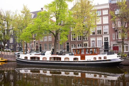 una barca su un fiume di fronte agli edifici di Prinsenboot ad Amsterdam