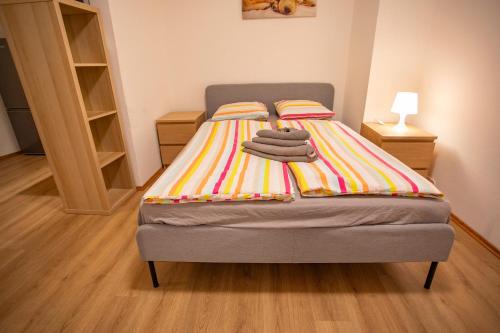 1 dormitorio con 1 cama con toallas en Cozy Tyrolean Old Town Studio en Hall in Tirol