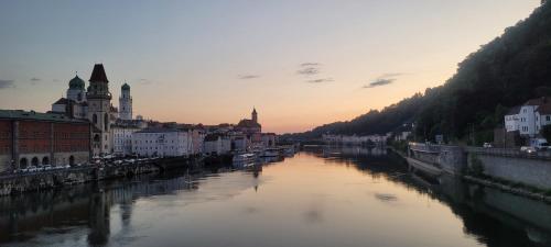 a view of a river in a city at sunset at Ferienwohnung Bayerwaldblick in Jandelsbrunn