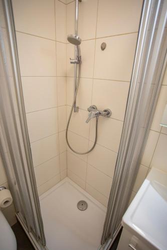 Un baño de Cozy Tyrolean Old Town Studio