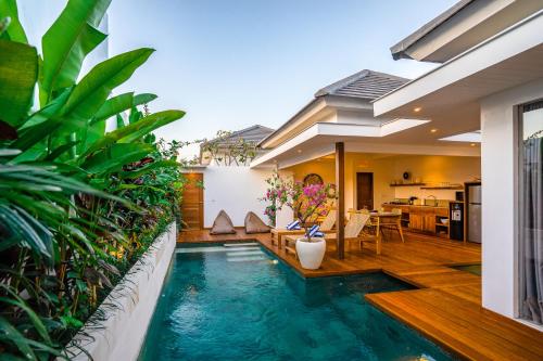 ein Swimmingpool mitten in einem Haus in der Unterkunft Villa Ryky - 2 Bedroom Private Luxury Villa in Nyanyi Beach in Tanah Lot
