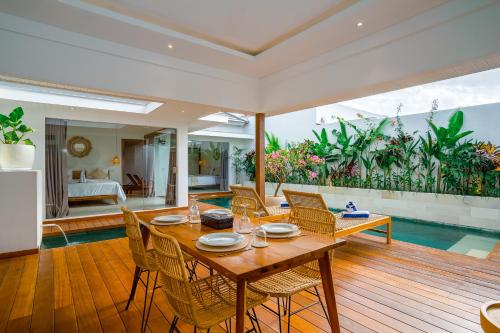 comedor con mesa y sillas en Villa Ryky 2-bedroom private luxury villa in Nyanyi Beach, en Tanah Lot